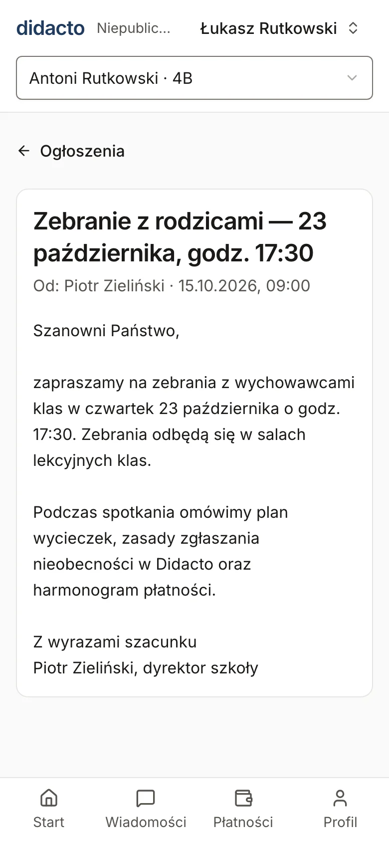 Ogłoszenie dyrektora o zebraniu z rodzicami otwarte w telefonie — otwarcie zapisuje potwierdzenie odczytu.