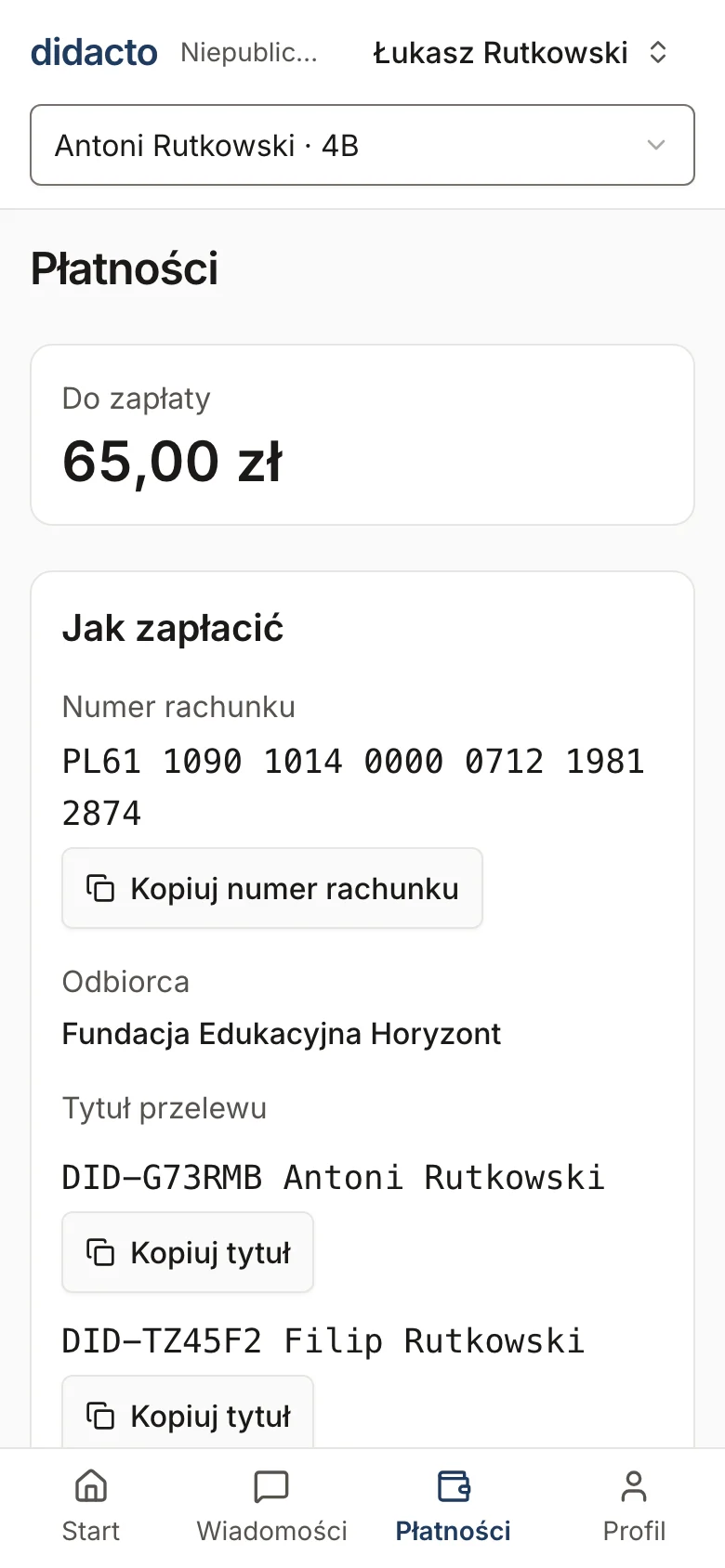 Ekran Płatności w telefonie rodzica: kwota do zapłaty, numer rachunku szkoły i tytuły przelewów z kodami uczniów do skopiowania.